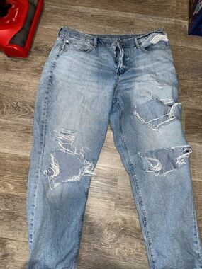 American Eagle light  Wash Distressed Ripped Jeans